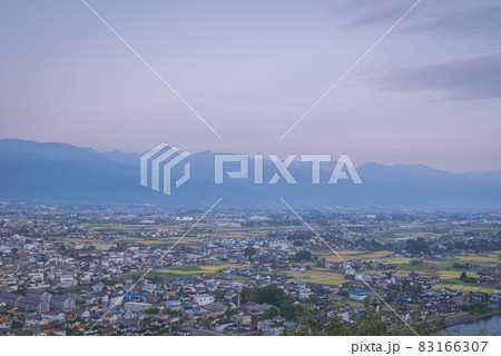 松本盆地の夜明け【城山公園・展望台より撮影】 松本盆地の夜明け【城山公園・展望台より撮影】 83166307