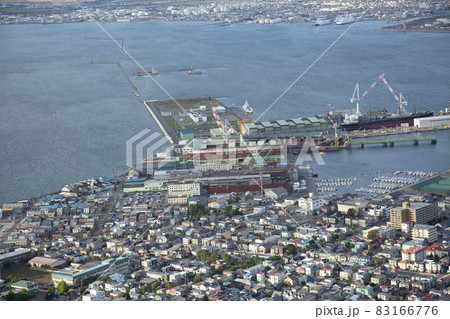 函館どつく(造船所)と函館港の様子 函館山展望台より 函館どつく(造船所)と函館港の様子 函館山展望台より 83166776