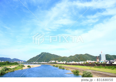 金華山、岐阜城と長良川の風景 83168050
