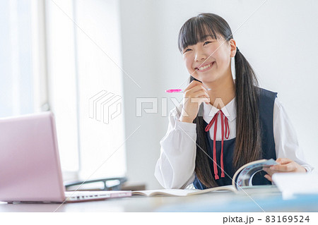 パソコンを使って勉強をする女の子 撮影協力:WEEK芝大門(サンフロンティア不動産) パソコンを使って勉強をする女の子 撮影協力:WEEK芝大門(サンフロンティア不動産) 83169524