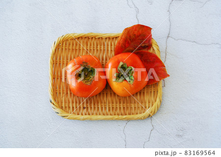 白い背景の柿 83169564