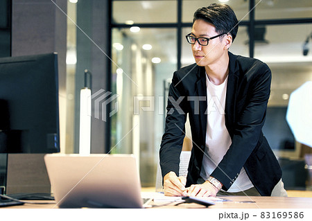 デザイナーズオフィスで働く男性デザイナー 撮影協力:WEEK芝大門(サンフロンティア不動産) デザイナーズオフィスで働く男性デザイナー 撮影協力:WEEK芝大門(サンフロンティア不動産) 83169586