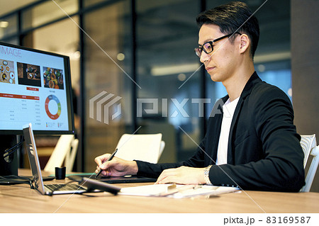 デザイナーズオフィスで働く男性デザイナー 撮影協力:WEEK芝大門(サンフロンティア不動産) デザイナーズオフィスで働く男性デザイナー 撮影協力:WEEK芝大門(サンフロンティア不動産) 83169587