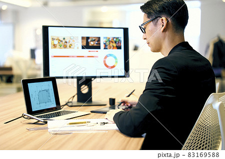 デザイナーズオフィスで働く男性デザイナー 撮影協力:WEEK芝大門(サンフロンティア不動産) デザイナーズオフィスで働く男性デザイナー 撮影協力:WEEK芝大門(サンフロンティア不動産) 83169588