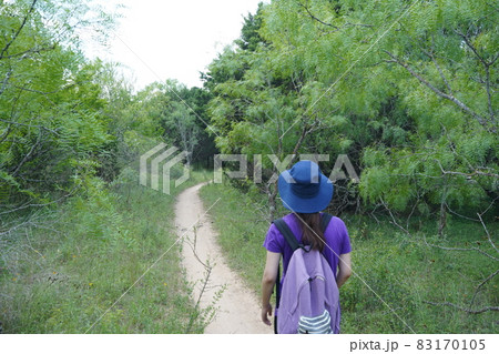 テキサス州サンアントニオのトレイルコースを散歩中 83170105