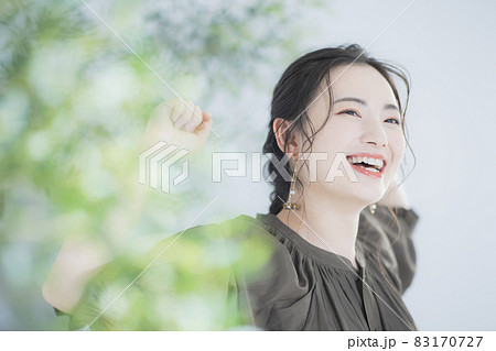 伸びをする女性　 83170727