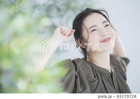 伸びをする女性　 83170728