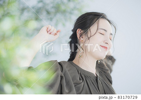 伸びをする女性　 83170729