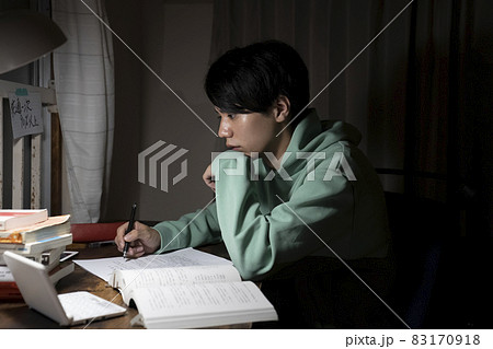 追い込みをかける受験生 83170918