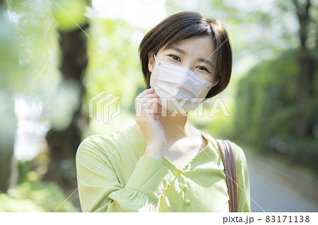 マスクの女性 83171138