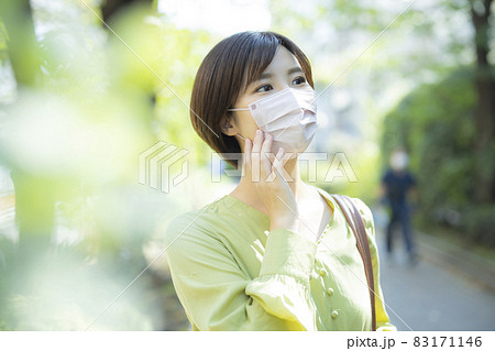 マスクの女性 マスクの女性 83171146