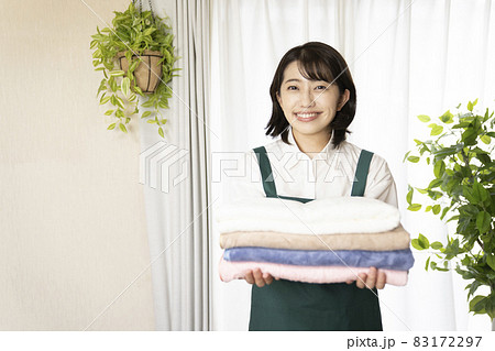 乾いたバスタオルを持つ家政婦の女性 乾いたバスタオルを持つ家政婦の女性 83172297