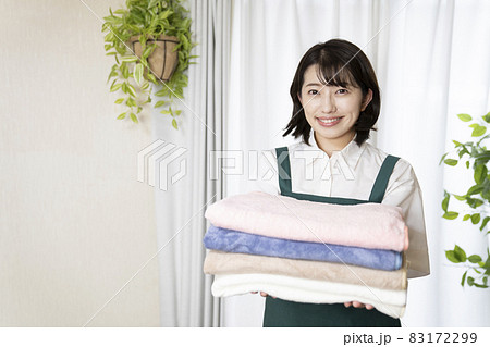 乾いたバスタオルを持つ家政婦の女性 乾いたバスタオルを持つ家政婦の女性 83172299