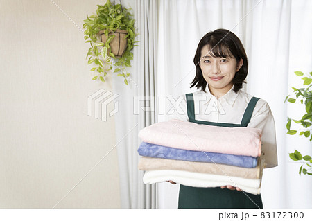 乾いたバスタオルを持つ家政婦の女性 乾いたバスタオルを持つ家政婦の女性 83172300