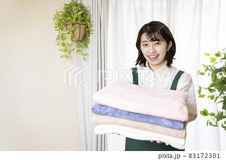 乾いたバスタオルを持つ家政婦の女性 乾いたバスタオルを持つ家政婦の女性 83172301