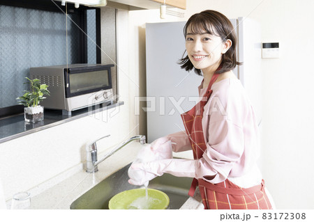 食器を洗う女性 食器を洗う女性 83172308