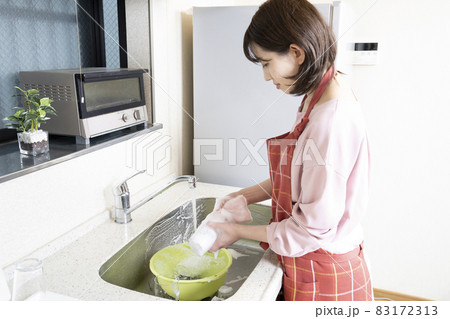 食器を洗う女性の手元 食器を洗う女性の手元 83172313