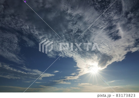 初秋の夕空と高層雲 83173823