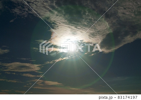初秋の夕空・太陽と雲・望遠 83174197