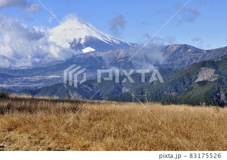 丹沢の大野山より 晴れ行く富士山と三国山稜 丹沢の大野山より 晴れ行く富士山と三国山稜 83175526