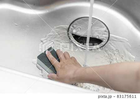 台所の流し台を掃除する女性の手のイメージ 台所の流し台を掃除する女性の手のイメージ 83175611