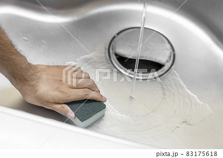 台所の流し台を掃除する男性の手のイメージ 83175618