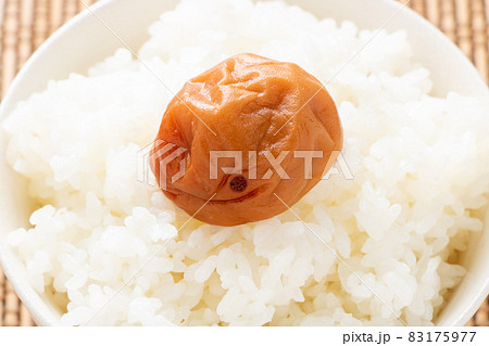 ごはんにのせられた、はちみつ梅(調味梅干)。 ごはんにのせられた、はちみつ梅(調味梅干)。 83175977