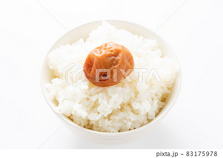 はちみつ梅(調味梅干)がのせられたごはん。(白バック) 83175978