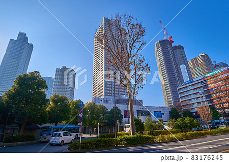 川崎市中原区のJR武蔵小杉駅北口と高層マンションを見る 83176245