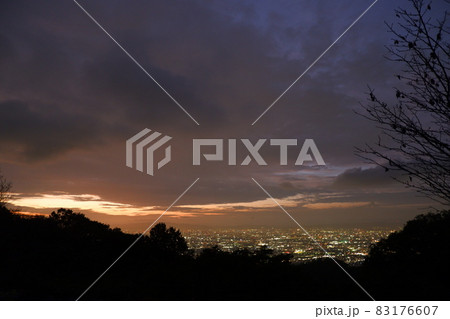 生駒山系十三峠からの大阪平野の夜景 83176607