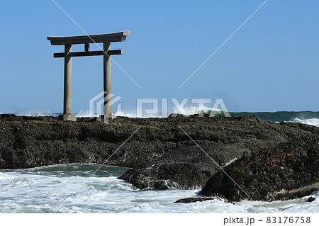 大洗磯前神社の神磯の鳥居 83176758