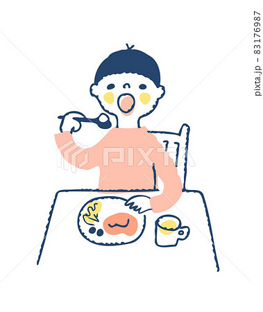 大きな口を開けてご飯を食べる男の子 83176987