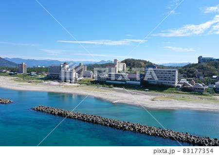村上市瀬波温泉海水浴場の空撮 83177354