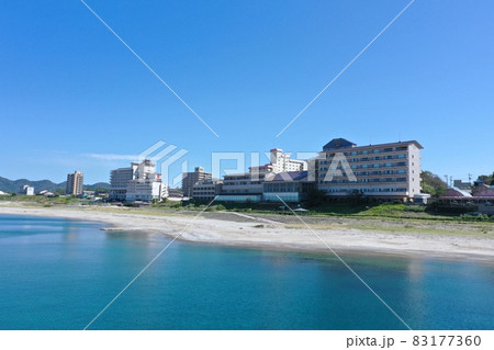村上市瀬波温泉海水浴場の空撮 83177360