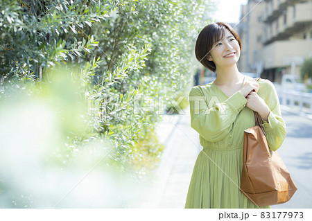 屋外を歩く女性 83177973