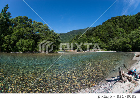 早朝の上高地、大正池から河童橋まで森の中を歩いた 83178085