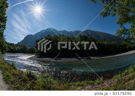 早朝の上高地、大正池から河童橋まで森の中を歩いた 83178090