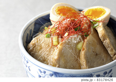 煮玉子と万能葱と糸切り唐辛子が乗っている鶏チャーシュー丼 83178426