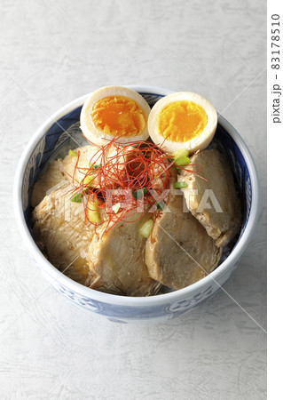 煮玉子と万能葱と糸切り唐辛子が乗っている鶏チャーシュー丼を俯瞰で撮影 83178510