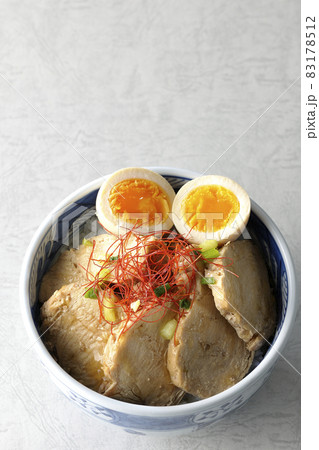 煮玉子と万能葱と糸切り唐辛子が乗っている鶏チャーシュー丼を俯瞰で撮影 83178512
