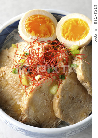 煮玉子と万能葱と糸切り唐辛子が乗っている鶏チャーシュー丼を俯瞰で撮影 83178518