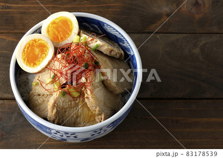 煮玉子と万能葱と糸切り唐辛子が乗っている鶏チャーシュー丼を俯瞰で撮影 83178539
