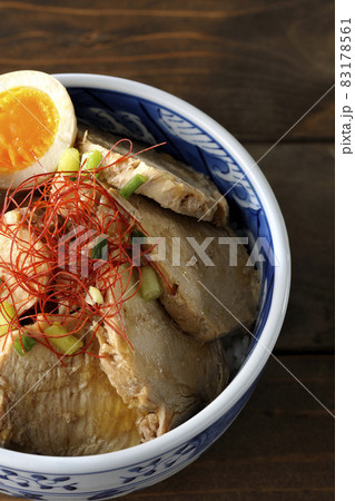 煮玉子と万能葱と糸切り唐辛子が乗っている鶏チャーシュー丼を俯瞰で撮影 83178561