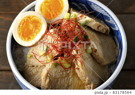 煮玉子と万能葱と糸切り唐辛子が乗っている鶏チャーシュー丼を俯瞰で撮影 煮玉子と万能葱と糸切り唐辛子が乗っている鶏チャーシュー丼を俯瞰で撮影 83178564
