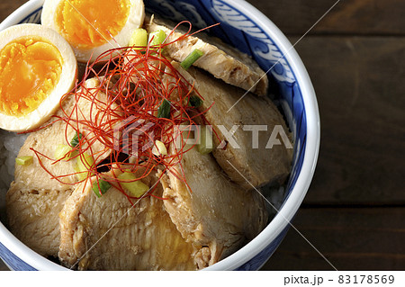 煮玉子と万能葱と糸切り唐辛子が乗っている鶏チャーシュー丼を俯瞰で撮影 煮玉子と万能葱と糸切り唐辛子が乗っている鶏チャーシュー丼を俯瞰で撮影 83178569