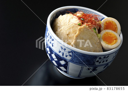 煮玉子と万能葱と糸切り唐辛子が乗っている鶏チャーシュー丼を黒背景で撮影 煮玉子と万能葱と糸切り唐辛子が乗っている鶏チャーシュー丼を黒背景で撮影 83178655