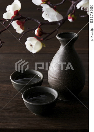 お猪口と徳利　日本酒イメージ　白梅 83178686