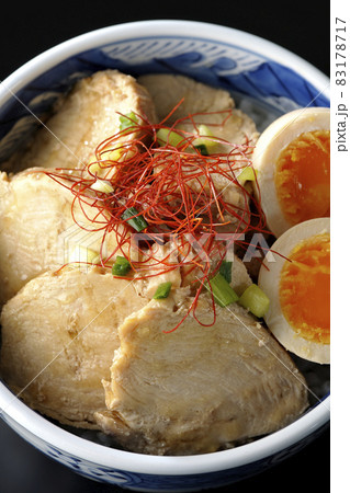 煮玉子と万能葱と糸切り唐辛子が乗っている鶏チャーシュー丼を黒背景で俯瞰撮影 煮玉子と万能葱と糸切り唐辛子が乗っている鶏チャーシュー丼を黒背景で俯瞰撮影 83178717