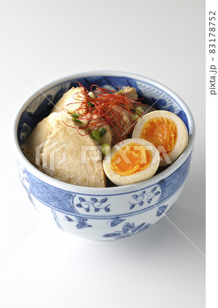 煮玉子と万能葱と糸切り唐辛子が乗っている鶏チャーシュー丼を白背景で撮影 煮玉子と万能葱と糸切り唐辛子が乗っている鶏チャーシュー丼を白背景で撮影 83178752