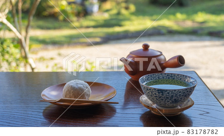 饅頭と日本茶｜縁側でお茶菓子イメージ 83178782